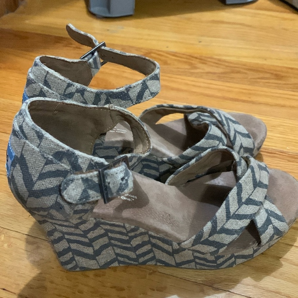 Tom’s wedge sandal